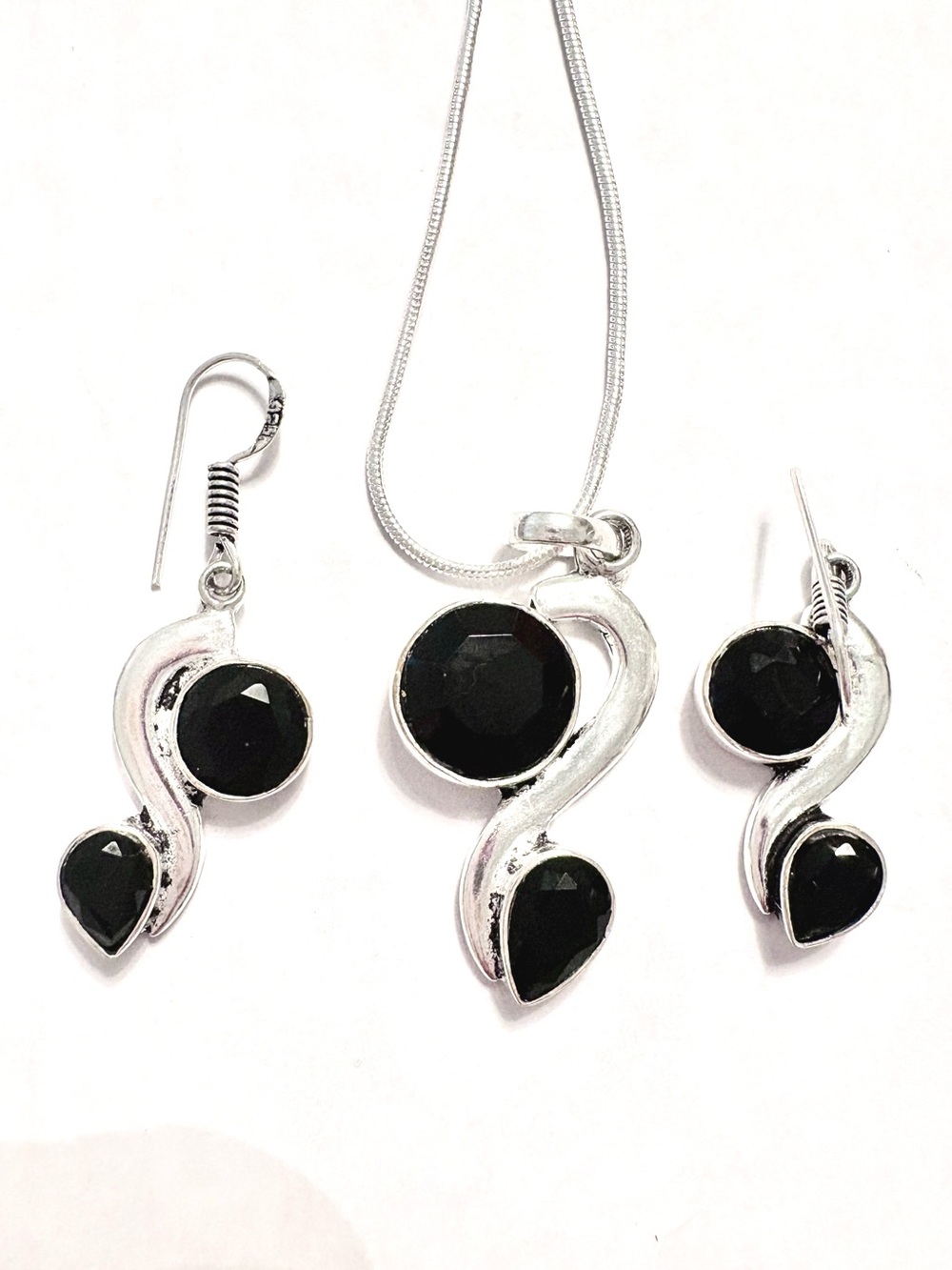 Beautiful, 3 piece set, 925 marked, 1 1/2 inch, Black onyx earrings, pendant set
